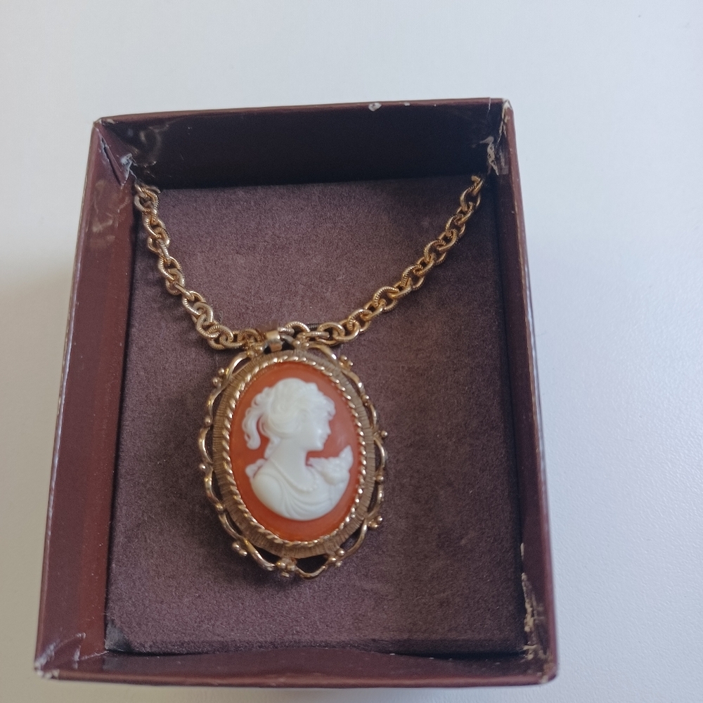 VINTAGE VANDA USA CARVED CAMEO PERFUME LOCKET FILIGREE PENDANT NECKLACE IN BOX